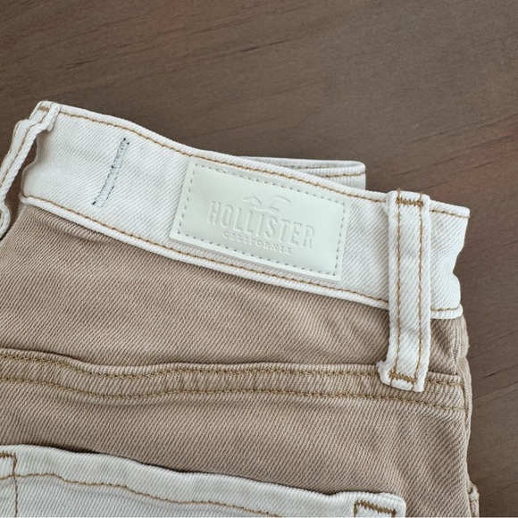 Hollister Ultra High-Rise Two-Tone Mom Jeans - 00 Short - Picture 6 of 7